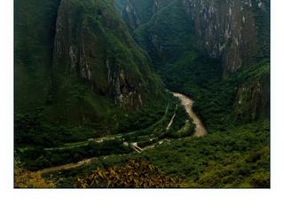 La cité inca domine le Rio Urubamba, encaissé au fond du canyon.