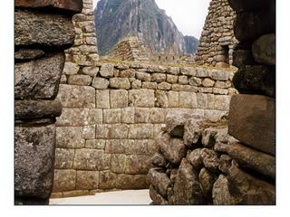 Les artisans construisent des maisons dont les pierres ajustées ne se déboitent pas sous les secousses et dont les fenêtres et portes à forme pyramidale assurent la stabilité.