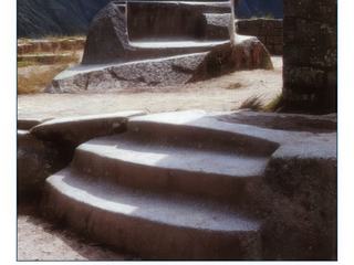 Trop de monde pour une photo, voici donc une carte postale du sanctuaire le plus important de Macha Picchu: l'Intihuatana ou Pierre du Soleil,au sommet du quartier sacré. Cette pierre de 1,80 mètres est taillée d'un seul bloc.