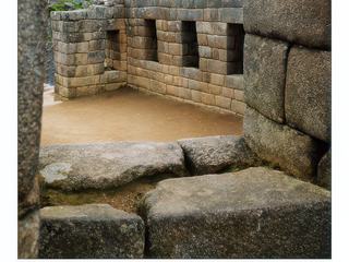Par une fenêtre, vue sur le temple des 3 fenêtres, une construction mégalithique.