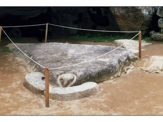 Le temple du Condor. On raconte qu'un oiseau nommé Kak'aqllu connaissait la formule pour assouplir les pierres. Mais un ordre venant sûrement des dieux Incas lui fit arracher la langue.