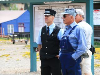 Le controleur et le chef mécanicien du train à vapeur