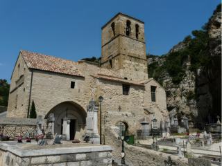 L'église de Val Romigier frappe par sa beauté. D'origine romane, elle fut très abimée pendant les guerres de religion, puis heureusement restaurée. C'est un monument à trois nefs, avec transepts et coupole octogonale centrale qui s'intègre harmonieusement dans le paysage.