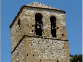 L'imposant clocher-tour de l'église Notre-Dame du Val-Romigier.