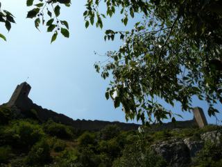 La forteresse de Mornas se dresse sur un éperon rocheux de la rive gauche du Rhône, dominant le village de Mornas établi à son pied et les environs.