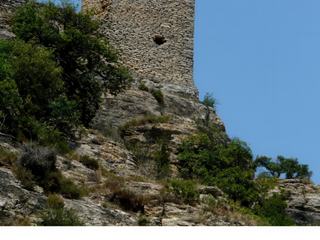 Le drapeau rouge et jaune, aux couleurs de la Provence, flotte sur la citadelle.