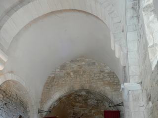Chapelle de style roman à trois travées.