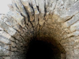 Etroit couloir (gaine) conduisant au moineau (défense avancée de la douve sèche).