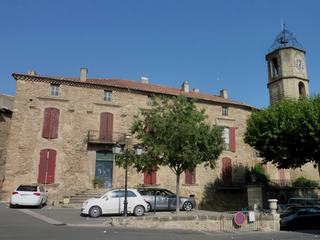 Vue sur la place du Général F. Deloye avec la grande demeure qui était celle de Diane de Poitiers et à droite, la Tour de l'Horloge.