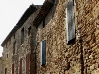 De jolies maisons de pierre et soustet pour déambuler dans les ruelles moyenâgeuses.