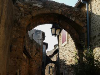 Les arches du village de Sérignan du Comtat.