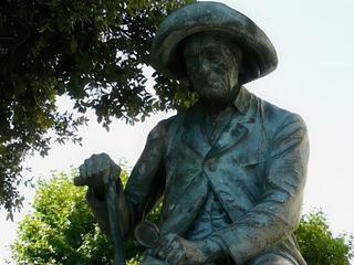 Devant l'église, la statue en bronze du célèbre Jean Henri Fabre (1823-1915), assis canne bien en main, rappelle que ce célèbre entomologiste a vécu dans le village de nombreuses années.