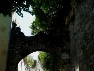 Grimpons vers la Haute-Ville de Vaison.