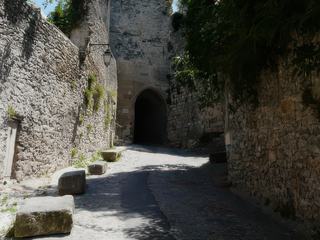 La porte fortifiée de la Haute-Ville et le beffroi.
