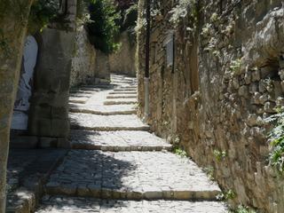Les calades bordées de jolies maisons de pierres en partie récupérées sur le site romain de Vaison.
