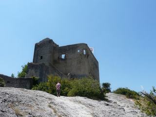 Le château médiéval surplombe la ville de Vaison.