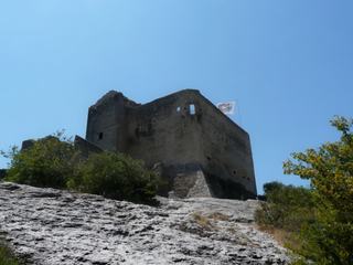La Haute-Ville s’organise au pied du château, construit en 1195 par Raymond VI, comte de Toulouse.