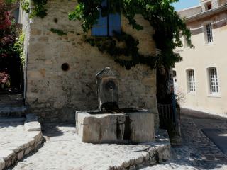 Fontaine sur une petite place.
