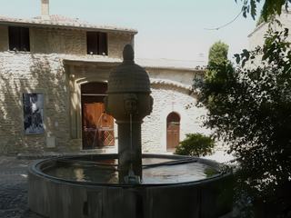 La fontaine de la place du Vieux Marché.