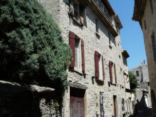 A travers les ruelles de la Haute-Ville à Vaison.