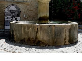 La fontaine de la rue de l'Evéché.