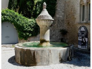 La fontaine de la rue de l'Evéché.