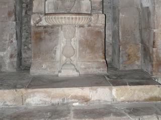 Fontaine-bénitier.
