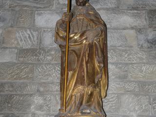 Statue de Saint Denis. Sur le socle est inscrit en latin: "sit tua qvinidi domus haec gualterivs offert. tu gregis, et patriae diceris esse pater. MDCCXVIII" (Année 1718)