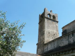Sobre, aux lignes pures, le cloître de la cathédrale Notre-Dame de Nazareth possède des proportions harmonieuses.