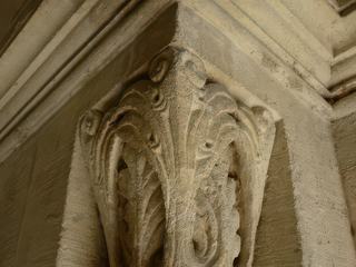 Chapiteau décoré de feuillages.