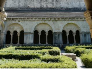 Lieu de paix et de recueillement, le cloître avec ses quatre galeries entourant la cour intérieure était l'unique couloir d'accès aux salles réservées aux douze chanoines de Vaison.