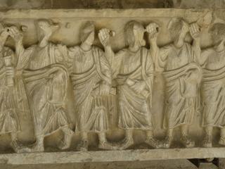 Sarcophage en marbre représentant les douze apôtres (IVe siècle) aujourd'hui conservé dans le cloitre de la cathédrale Notre Dame de Nazareth. Les visages martelés l'ont sans doute été pendant les guerres de religion ou à la Révolution.