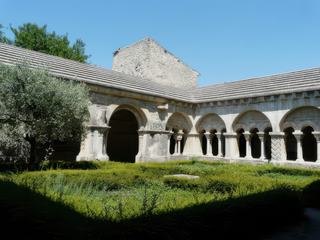 Vaison la Romane: la cathédrale Notre-Dame de Nazareth et son cloître – France