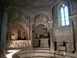 A droite le banc presbytéral à trois gradins avec au centre le cathèdre (siège de l'évêque) dans la cathédrale Notre-Dame de Nazareth (XIème siècle) de Vaison la Romaine.