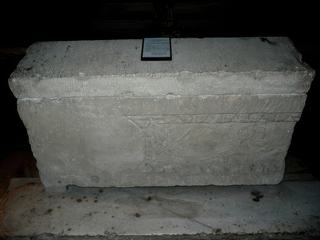 Sarcophage en pierre de Beaumont, refermant peut-être des reliques de Saint Quenin, retrouvé sous le maître-autel en 1950, dans la cathédrale Notre-Dame de Nazareth de Vaison la Romaine.