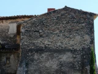 Le village de Seguret est bâti au pied d'une colline surmontée de son château féodal en ruine. La porte Reynier dite portail de la Bise (XIVe siècle).
