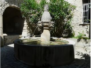 La fontaine des Mascarons classée monument historique.