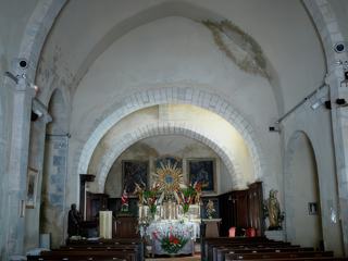 A l'arrière du choeur trois beaux retables décorent la nef romane.