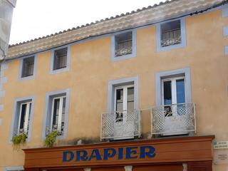 Le magasin Drapier abrite aujourd'hui le musée du costume comtadin.