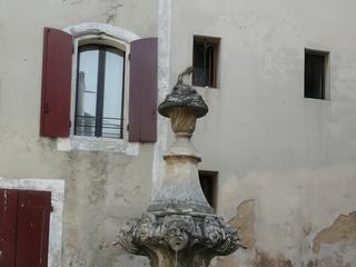 La Fontaine Gigot: Dite encore fontaine de la place Guilhaumin, elle fut construite en 1757 par le même architecte qui réalisa la fontaine du Cormoran. Son nom atypique vient de la forme de certaines de ses ornementations qui font penser à celle d’un gigot.