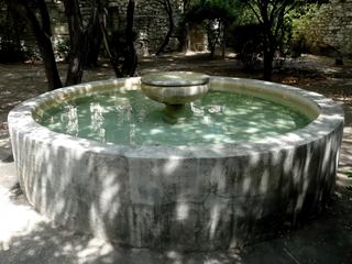 Fontaine dans un petit square.