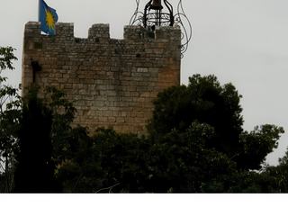 Jolie girouette sur la Tour de l’Horloge. Ce château, érigé par les Comtes de Toulouse, est cité en 1253 dans leur "Livre Rouge", aujourd’hui conservé à la bibliothèque de Carpentras. Quand les tours tombèrent en ruine, le donjon fut transformé en prison. Si aujourd’hui, les fastes du palais n’existent plus, il reste néanmoins, du haut de la tour, une sublime vue sur Pernes et toute la plaine qui mérite largement d’en faire l’ascension