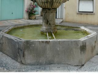 Fontaine Reboul. Appelée également Grand’Font, cette fontaine est sans doute l’une des plus anciennes car on trouve sa trace dans les archives dès 1475 où des réparations sont mentionnées. C’est dans une maison près de cette fontaine qu’Esprit Antoine Blanchard, maître de Chapelle de Louis XV, vit le jour en 1696. La légende dit que c’est en buvant l’eau de cette fontaine que ce Pernois devint un grand musicien et composa ses célèbres motets.