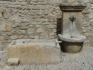 Fontaine et son petit lavoir.