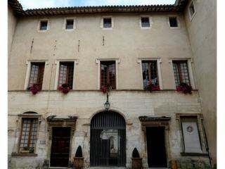 L'hôtel des ducs de Brancas est maintenant l'hôtel de ville de Pernes-les-Fontaines.