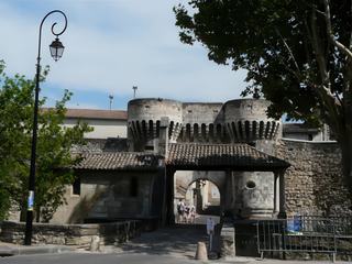 Selon les archives, la Porte Villeneuve,située à l’ouest, date du XIVe siècle durant lequel elle aurait été construite et munie d’un pont levis. La municipalité s’est toujours attaché à conserver ce patrimoine que les Américains proposèrent de racheter et d’emporter chez eux entre les deux guerres.