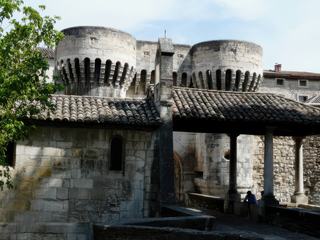 Les premières fortifications datent du XIVème siècle. Elles étaient constituées, en plus des murailles, d’une quinzaine de portes et de huit tours. C’est au cours de ce même siècle que les remparts furent reconstruits et modernisés en conservant le même tracé.