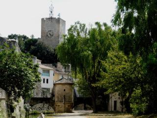 La Tour de l’Horloge. Ce château, érigé par les Comtes de Toulouse, est cité en 1253 dans leur "Livre Rouge", aujourd’hui conservé à la bibliothèque de Carpentras. Quand les tours tombèrent en ruine, le donjon fut transformé en prison. Si aujourd’hui, les fastes du palais n’existent plus, il reste néanmoins, du haut de la tour, une sublime vue sur Pernes et toute la plaine qui mérite largement d’en faire l’ascension.