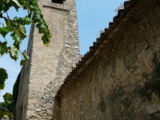 Le clocher de l'église saint Sidoine dont la construction date de 1684. Cette église fut bâtie sur l'emplacement d'une autre église datant de 1300, elle même construite sur les fondements d'un ancien hospice.