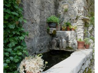 La fontaine-lavoir datant de 1900.